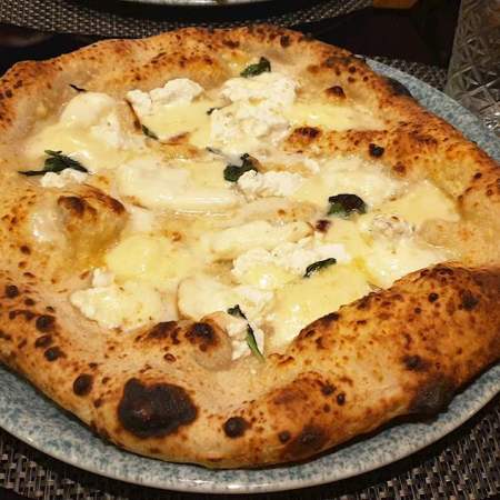 Pizza quattro formaggi