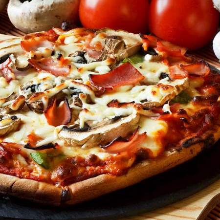 Prosciutto e funghi pizza