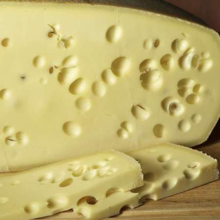 Emmentaler peyniri, Bern kantonundaki İsviçre Emmental Vadisi'nden gelmektedir. Başlangıçta, bu 'Dağ Peyniri Kralı' sadece yaz aylarında saf dağ peyniri olarak üretiliyordu. Bugün, Allgäu Emmentaler yıl boyunca kullanılabilir. Çiğ inek sütü ile yapılır ve Allgäu Alplerinin muhteşem florası sayesinde her peynir tekerleği kendine özgü bir tadı geliştirir. Daha genç Emmentalerler oldukça yumuşaktır ve ceviz gibi bir görünüme sahiptir, ancak peynir yaşlandıkça tatlar ve aromalar daha güçlü ve daha rafine hale gelir.