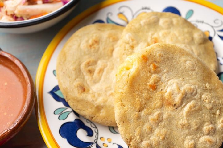 Pupusa de Queso Con Loroco