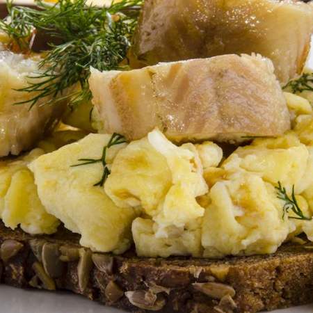 Røget ål med røræg