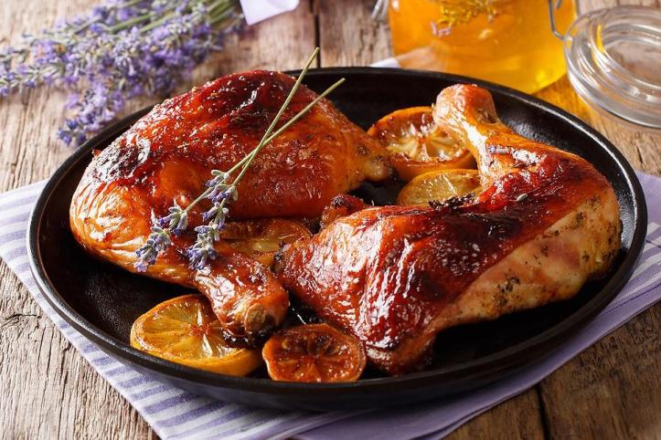 Fırında Kavrulmuş Lavanta ve Bal Soslu Sebze Tabanlı Tavuk